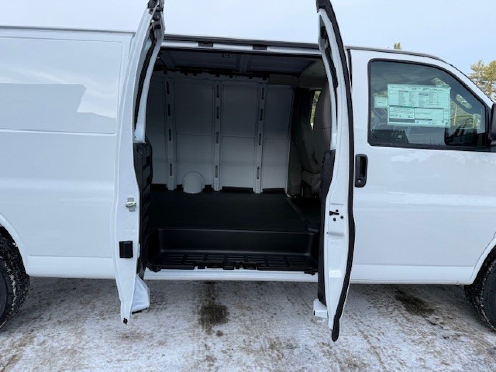 2025 Chevrolet Express Cargo 3500 WT