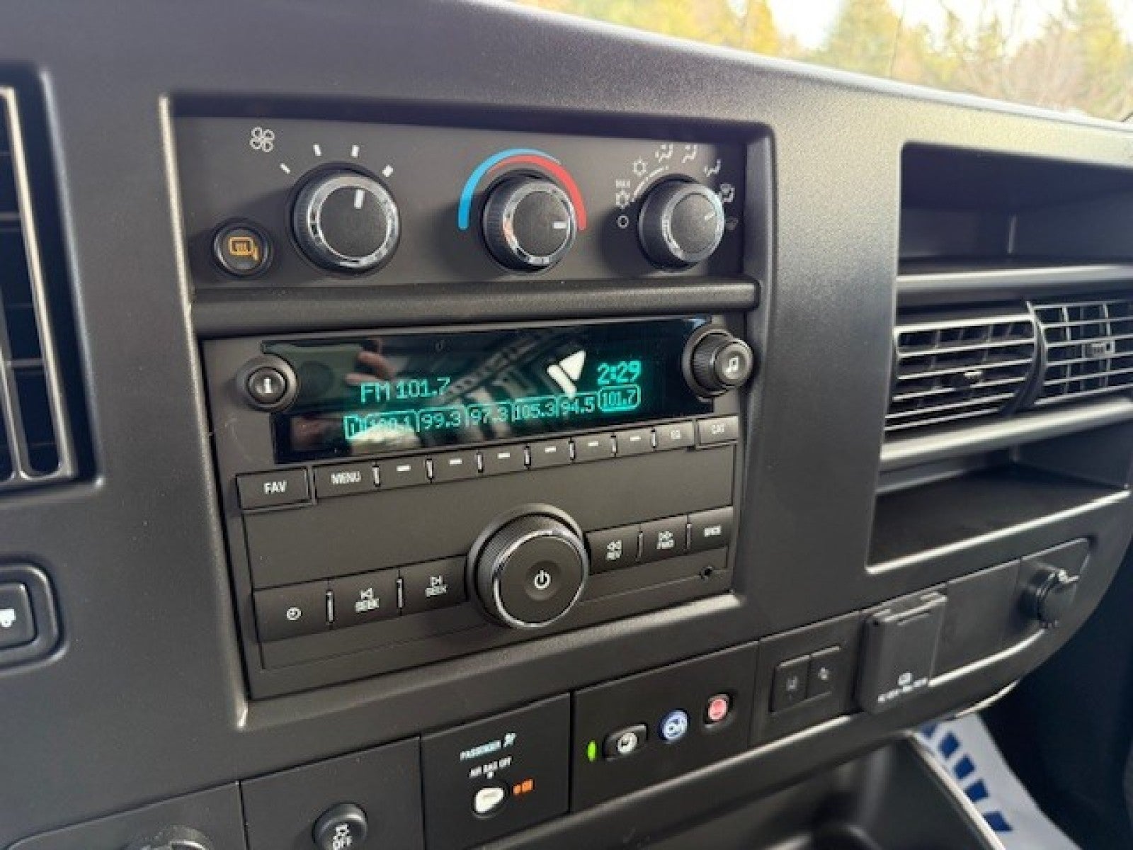 2025 Chevrolet Express Cargo 3500 WT